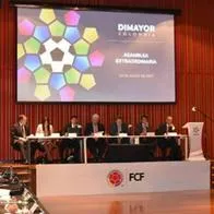 SIC pone freno a 16 clubes del fútbol colombiano y a la Dimayor por vetar a jugadores del mercado. Los pondrá a responder. 