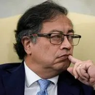 Gustavo Petro y Ricardo Calderón, periodista de Caracol TV y quien hizo el informe de el narco de Casanare que habría dado dineros a campaña de Pacto Histórico. el reporte lo cuestionó el presidente