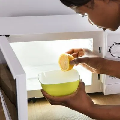 De esta manera puede limpiar el microondas y dejarlo libre de grasa.