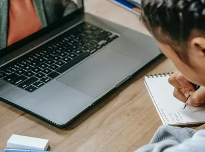 Joven estudiando. En relación con becas. 