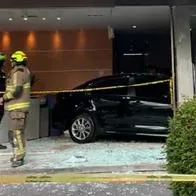 Carro que terminó estrellado contra edificio en norte de Bogotá este lunes 14 de agosto de 2023.