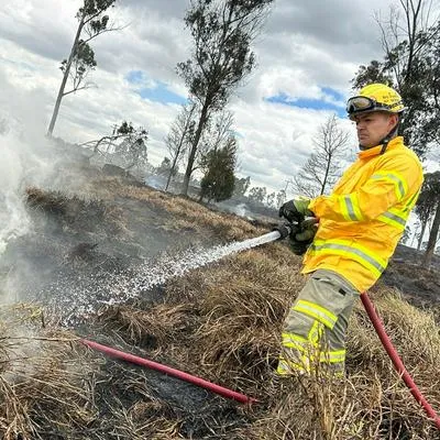 Bomberos sofocan incendio en el sector de Mondoñedo, en Soacha, este lunes 14 de agosto de 2023.