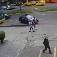 Accidente hoy en Bogotá quedó en video y muestra que carro atropelló a dos personas en la carrera Séptima con calle 119.