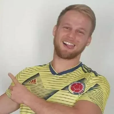 Influencer alemán Dominic Wolf con la camiseta de la Selección Colombia, la cual la Federación le prohibió ponerse por derechos de imagen