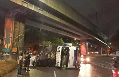 Camión volcado en Medellín.