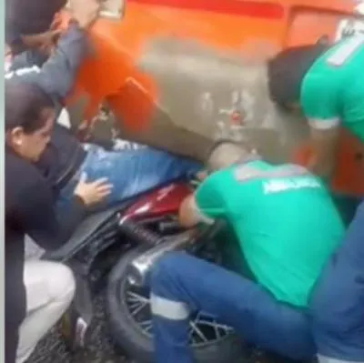 Ibagué hoy: accidente de tránsito dejó a motociclista debajo de una buseta