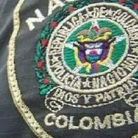 Auxiliar de la Policía perdió un dedo por objeto que llevaba puesto al bajarse de camión.