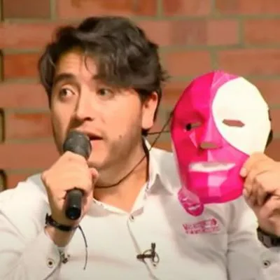 Nicolás Ramos con una máscara y una camiseta blanca