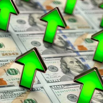 El dólar y TRM en Colombia se volvió a disparar duro este martes 15 de agosto: ya se cotiza arriba de $ 4.100 y dicen por qué está subiendo rápido.