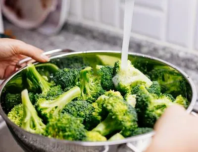 Cómo lavar el brócoli fácil y rápido con estos dos elementos de cocina; elimine por completo los insectos, pesticidas y microorganismos antes de prepararlo.
