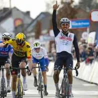 Juan Sebastián Molano ganó la primera etapa de la Vuelta a Burgos con su equipo UAE Emirates, logrando el liderato de la carrera.