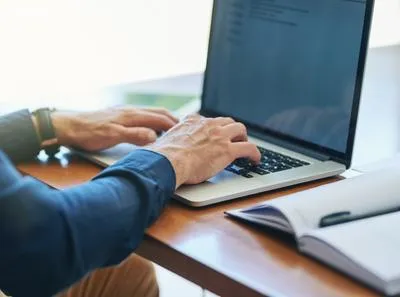 Persona en computador. En relación con ofertas de trabajo.