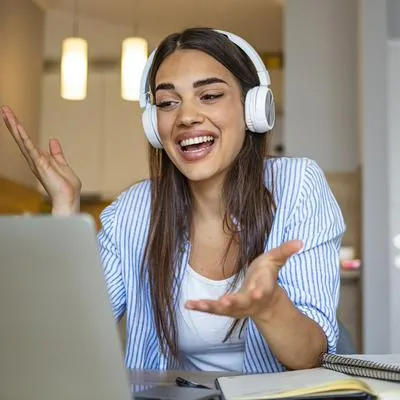 Joven mujer en Internet, en notas sobre cómo ganar dinero enseñando español desde la casa