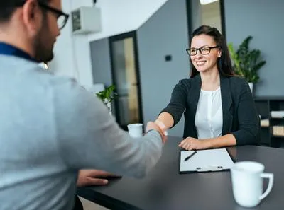 Qué decir en una entrevista de trabajo para causar una buena impresión: recomendaciones y consejos prácticos para que sorprenda al entrevistador.