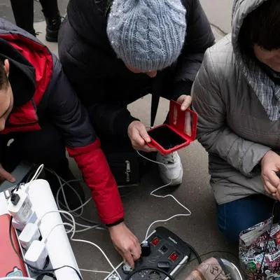 Razones por las que no debería usar el celular mientras carga
