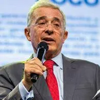 Foto de Álvaro Uribe, en nota de que el expresidente habló sobre impuestos y contó cuánta plata tiene fuera de Colombia.