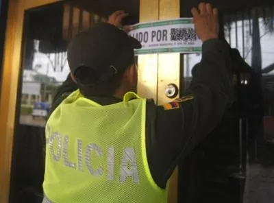 Policía cerrando bar por incumplir normas. En relación con discoteca que dejaba ingresar menores.