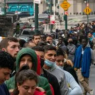 Inmigrantes hace filas para solicitar ayudas en Nueva York.