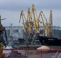 Primer barco ucraniano parte por el Mar Negro por un corredor alternativo, a pesar de las amenazas de Rusia.