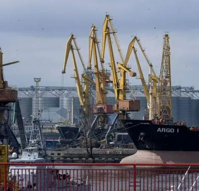 Primer barco ucraniano parte por el Mar Negro por un corredor alternativo, a pesar de las amenazas de Rusia.