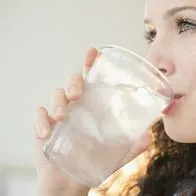 ¿Es bueno o malo beber agua antes de dormir? El equilibrio entre el líquido vital y el sueño