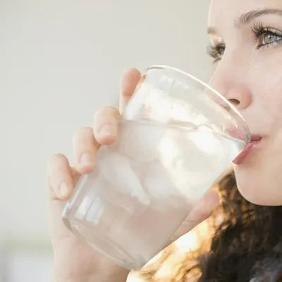 ¿Es bueno o malo beber agua antes de dormir? El equilibrio entre el líquido vital y el sueño