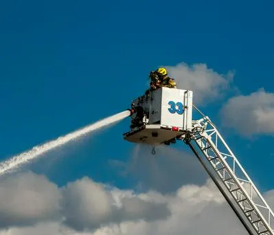 Bomberos. En relación con incendio en Medellín.