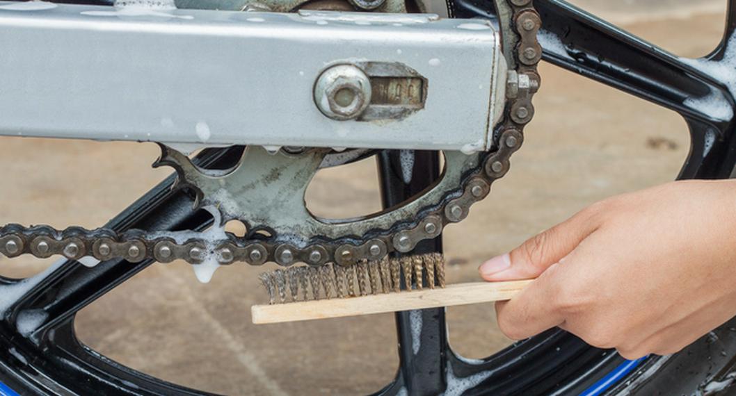 Cómo limpiar y engrasar la cadena de tu moto  Consejos para el  mantenimiento de la cadena 