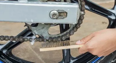 Cómo limpiar la cadena de la moto y engrasarla: truco efectivo