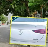 Mujer se bajaba de Mercedes Benz y la intentaron atracar; les salió el tiro por la culata.