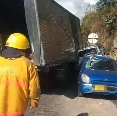 Furgón estrelló a cuatro carros en la vía Bogotá-Girardot porque el conductor perdió el control del vehículo. La carretera presenta un largo trancón. 