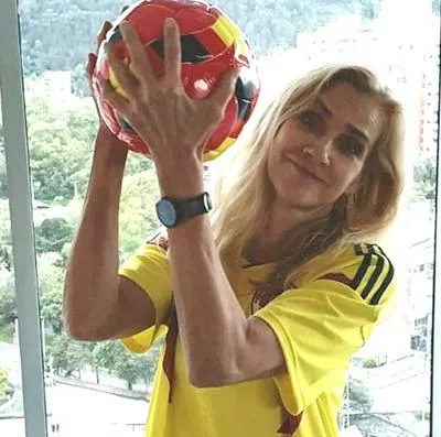 Marian Schuegraf, embajadora de Alemania en Colombia, desafiante con camiseta de Colombia