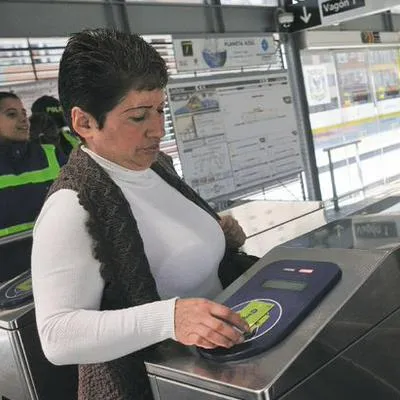 Así es el descuento en los pasajes de Transmilenio y SITP para las mujeres en Bogotá. Acá, vea cómo aplicar y en qué lugares puede activar beneficio.