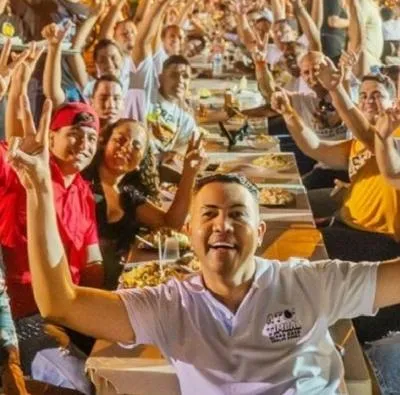 Diego Daza se gastó una millonada en salchipapas para cumplir promesa a sus seguidores.