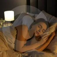 Expertos afirman que dormir de costado ayudaría a la circulación de la sangre al corazón y al cerebro.