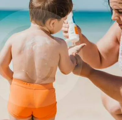 Proteger a los bebes de los rayos ultravioleta es indispensable por su piel delicada y para no desarrollar futuras complicaciones.