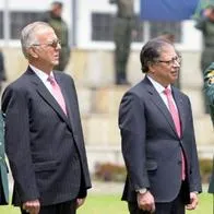 Ministro de Defensa, Iván Velásquez, a quien le pidieron la renuncia, junto a Gustavo Petro.
