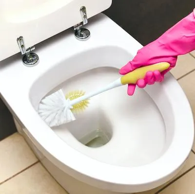 Use esta mezcla para dejar la taza del baño limpia