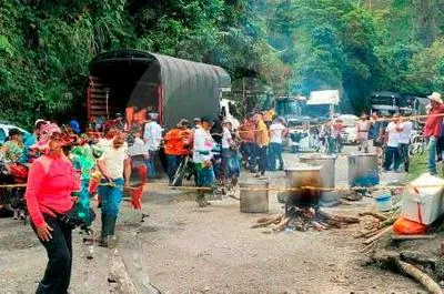 Habitantes de Valdivia, municipio de Medellín, bloquearon paso a vehículos para exigir arreglos en una vía a la Costa.