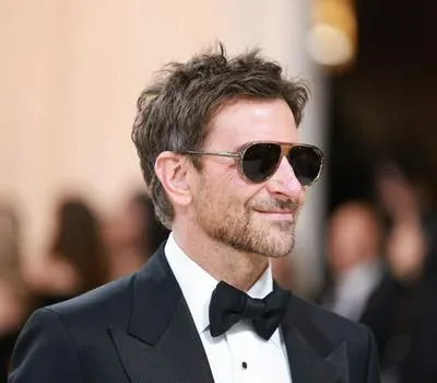 Bradley Cooper criticado en redes sociales por usar nariz falsa en película al que interpreta a un director de orquesta.