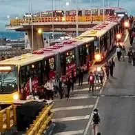En Bogotá hoy se reporta trancón en la NQS (carrera 30) por fallas en los semáforos, se formó caos y usuarios de Transmilenio se han bajado de los buses.