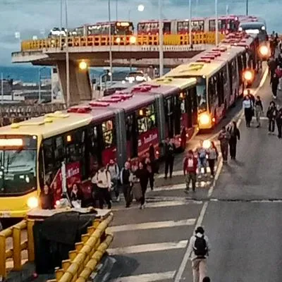 En Bogotá hoy se reporta trancón en la NQS (carrera 30) por fallas en los semáforos, se formó caos y usuarios de Transmilenio se han bajado de los buses.