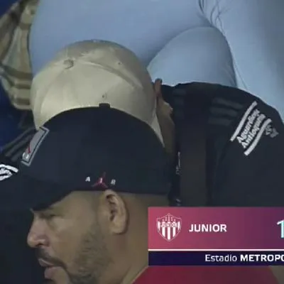 Pareja en 'kiss cam' de Win Sports en Barranquilla, durante partido Junior vs. Cúcuta.