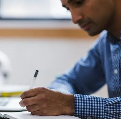 Alcaldía de Medellín tiene becas para aprender inglés desde la comodidad del hogar