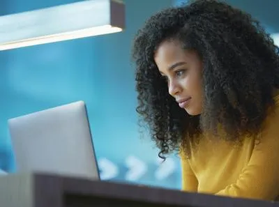 Mujer estudiando. En relación con curso gratuito.