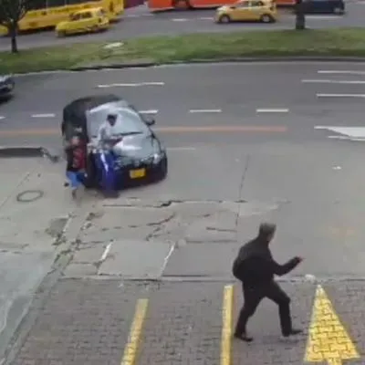 Buscan en Bogotá a conductora que atropello a peatones con su carro y terminó dentro de local destrozando los vidrios. 