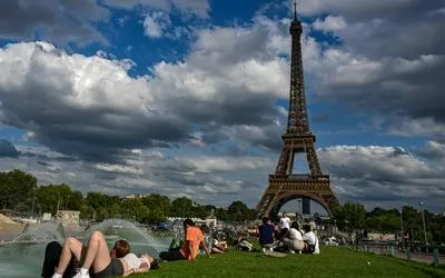 Torre Eiffel. En relación con hombre que saltó de paracaídas.