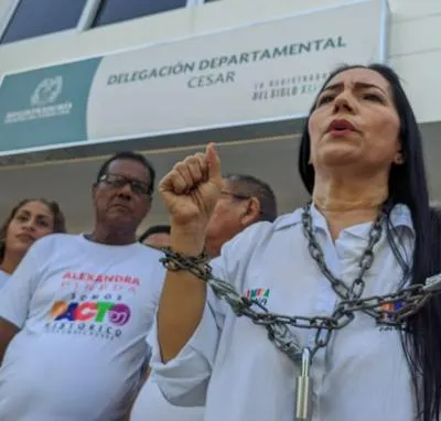 Alexandra Pineda se encadenó frente a la Registraduría de Valledupar pidiendo que la dejen participar en las elecciones.