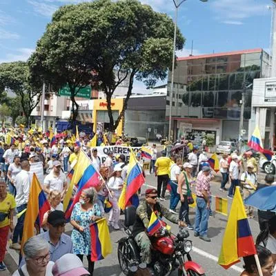 Miguel Polo Polo salió a marchar con chaleco antibalas contra Petro para evitar recibir un atentado como el que le ocurrió a Fernando Villavicencio. 