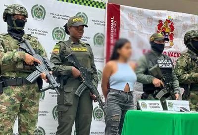Mujer capturada por partir panfletos de las Farc en el Cauca. 